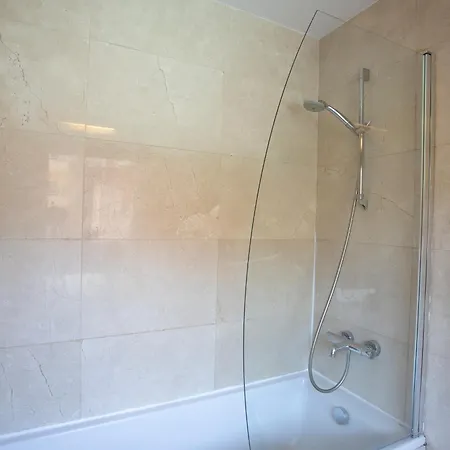 דירה My Space Emirates - Splendid With Terrace And Pool Near Park Gueell *