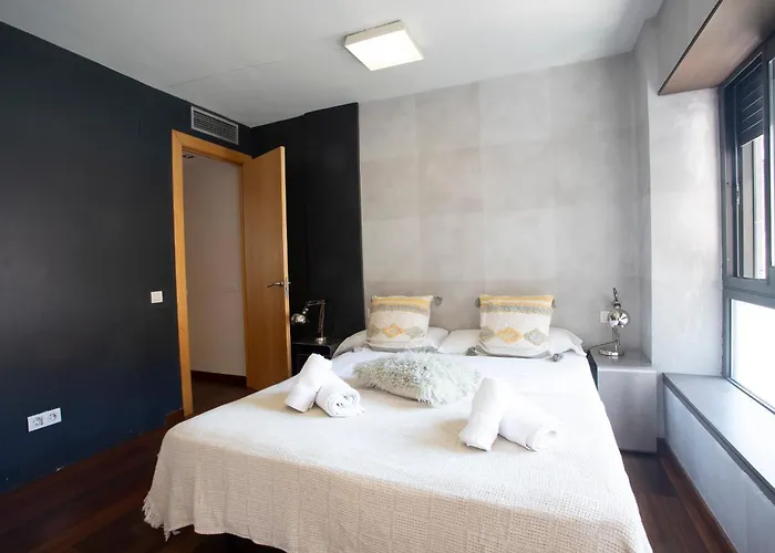 דירה My Space Emirates - Splendid With Terrace And Pool Near Park Gueell ברצלונה